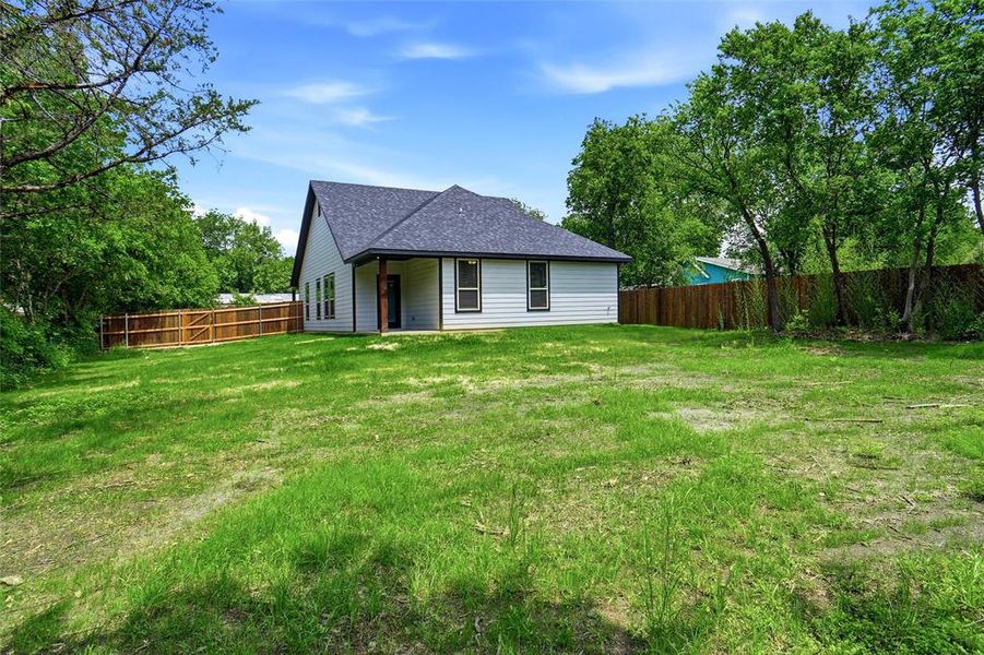 Exterior details and patio area of a home in , Alvarado (Image 14).