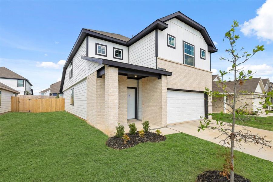 Exterior details and patio area of a home in Sycamore Landing, Fort Worth (Image 2).