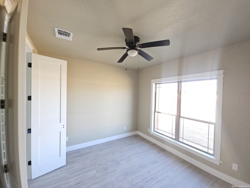 Spacious, unfurnished interior of a new home in , Bandera (Image 23).
