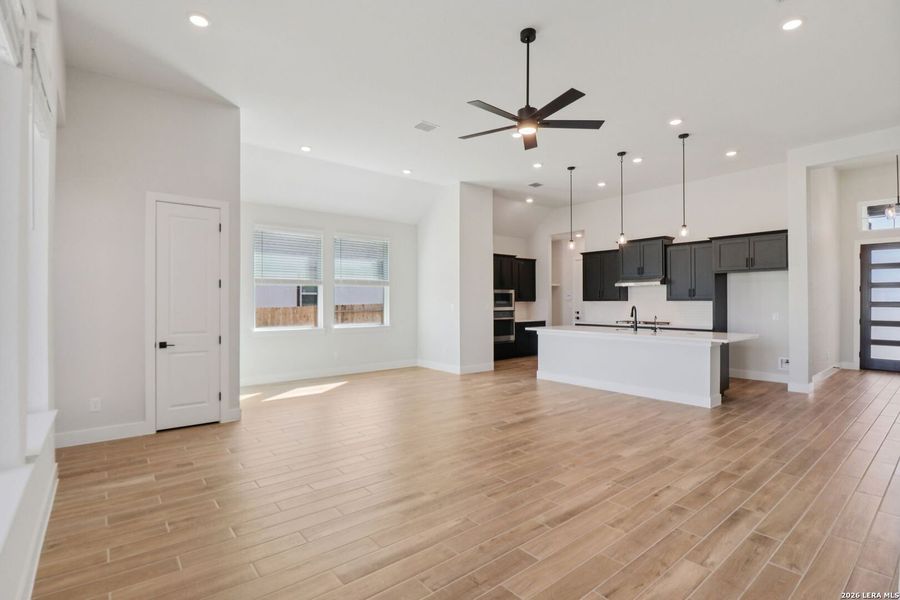 Spacious, unfurnished interior of a new home in Village at Three Oaks, Seguin (Image 9).