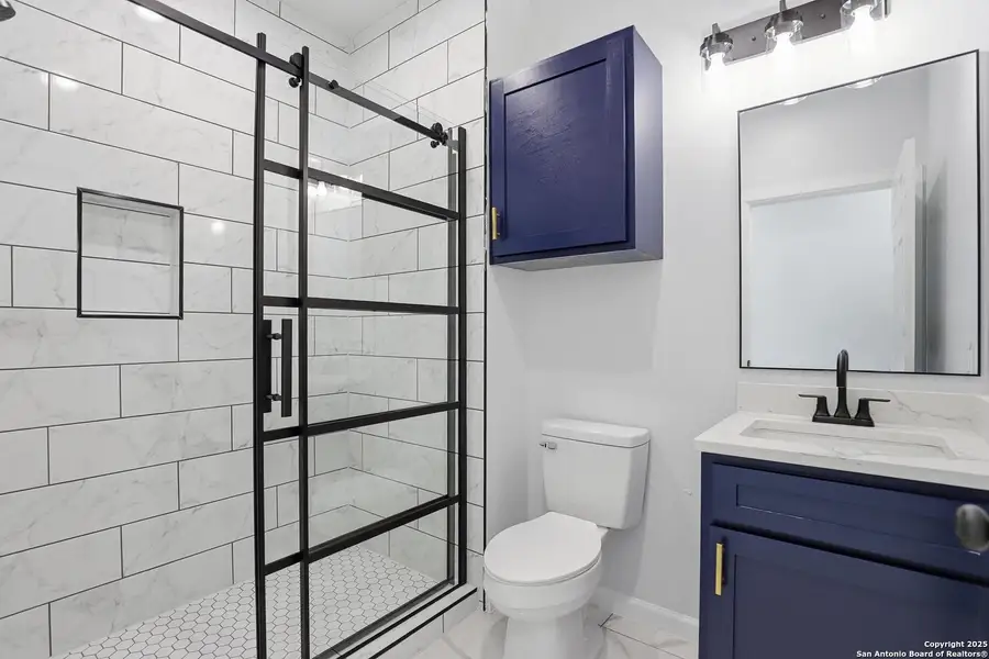 Furnished interior view inside a new home in , Atascosa (Image 10).