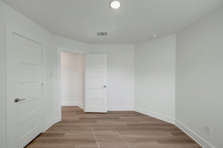 Spacious, unfurnished interior of a new home in Hallimore Ranch, Rosenberg (Image 19).