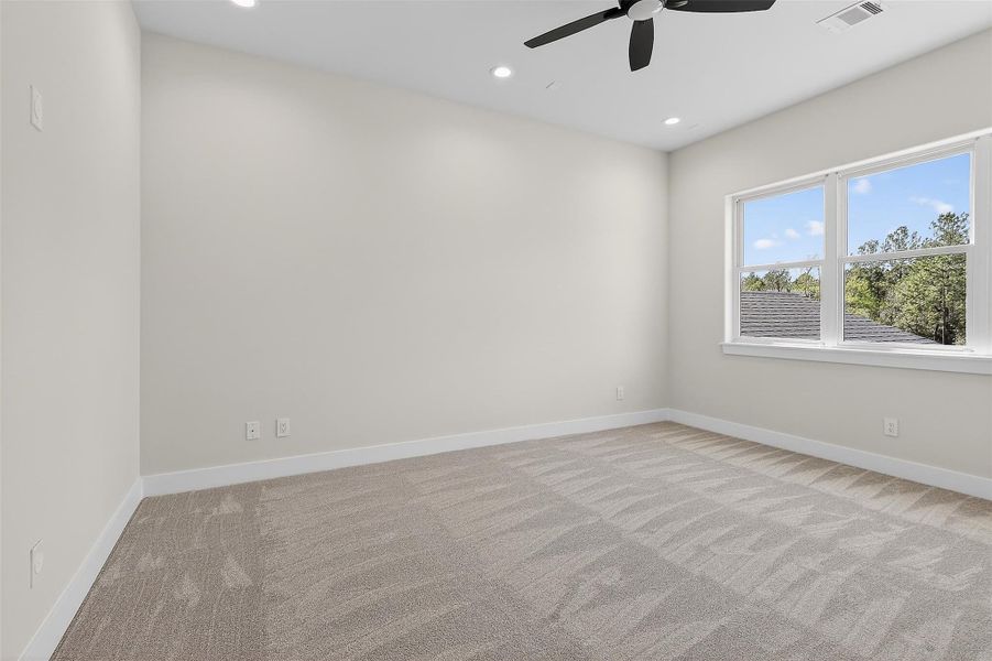 A bright and versatile room!