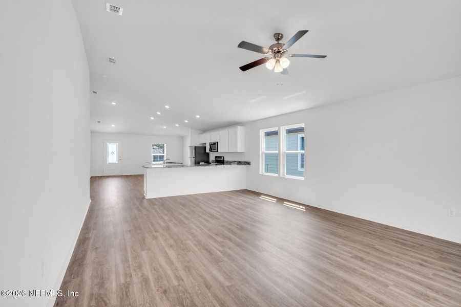 Spacious, unfurnished interior of a new home in Rolling Hills, Green Cove Springs (Image 19).