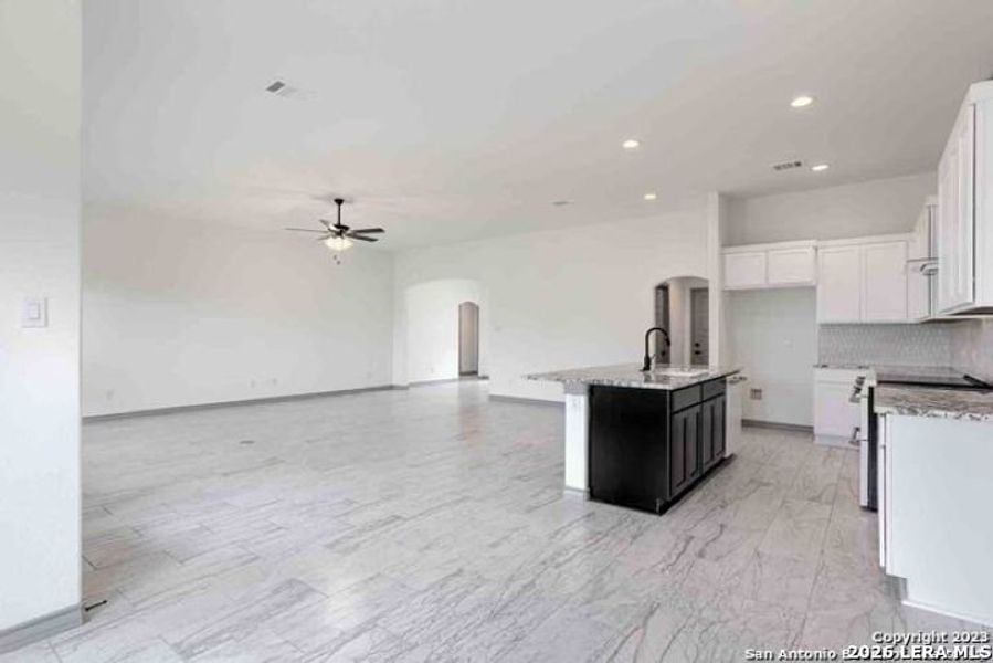 Spacious, unfurnished interior of a new home in , Blanco (Image 19).