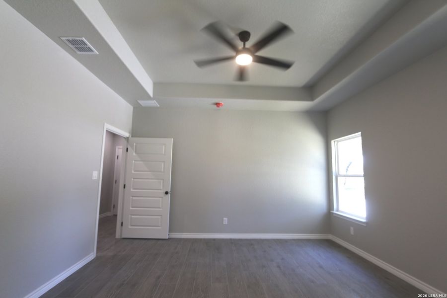 Spacious, unfurnished interior of a new home in , La Vernia (Image 16).