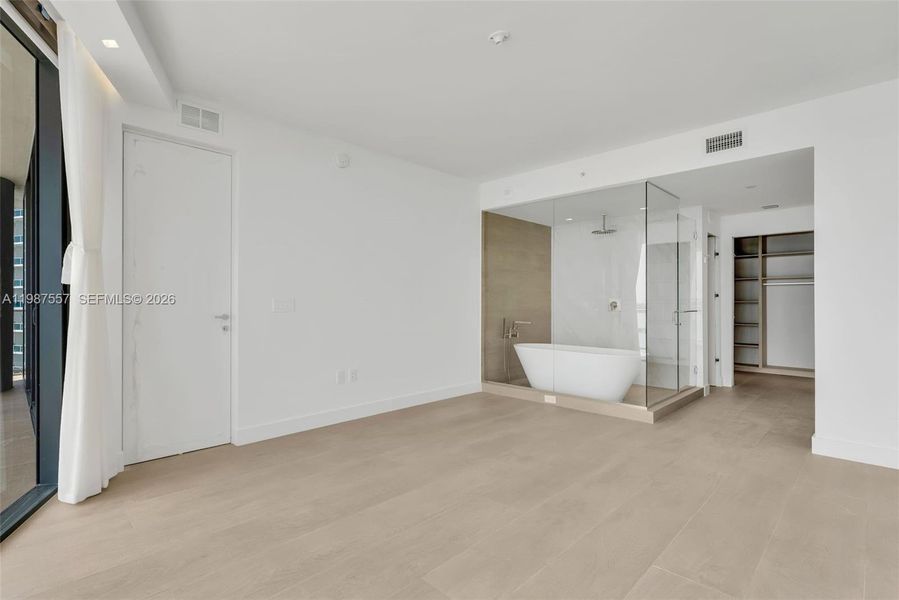 Spacious, unfurnished interior of a new home in Aria Reserve, Miami (Image 28).