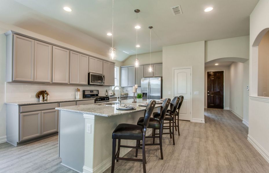 Foyer & Eat-in Kitchen