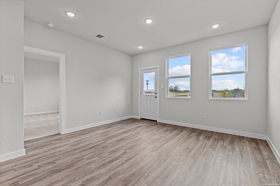 Spacious, unfurnished interior of a new home in Mesa Vista, San Antonio (Image 8).
