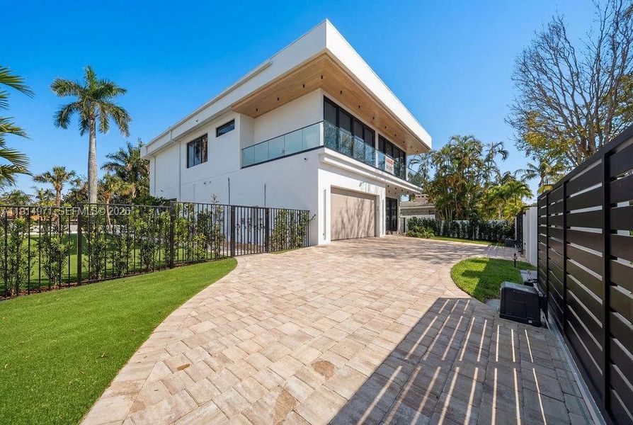 Exterior details and patio area of a home in , Fort Lauderdale (Image 40).