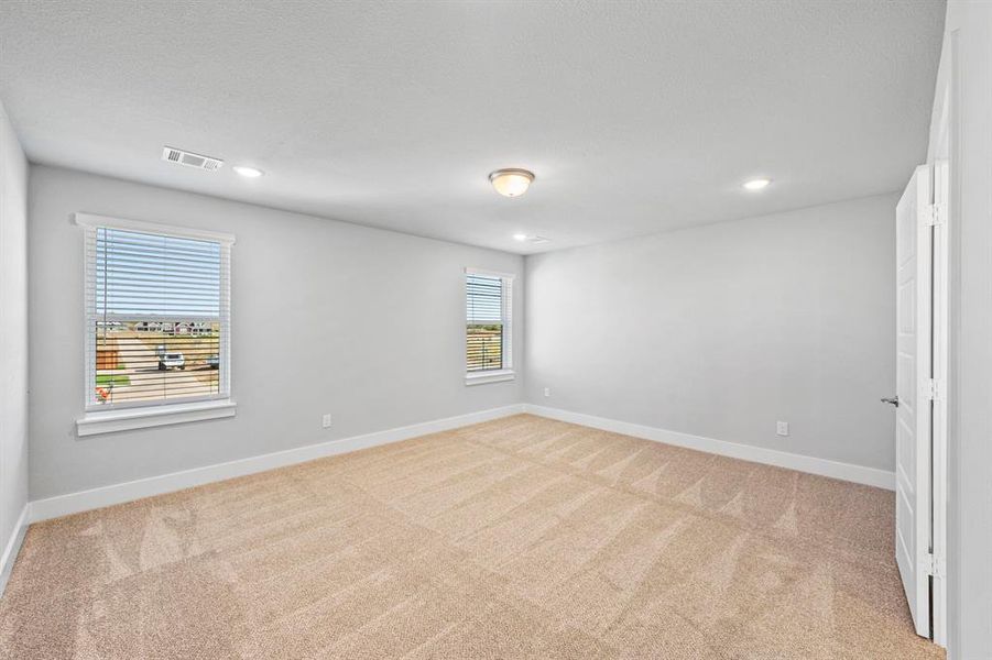 Spacious, unfurnished interior of a new home in Heritage Towne, Grand Prairie (Image 27).