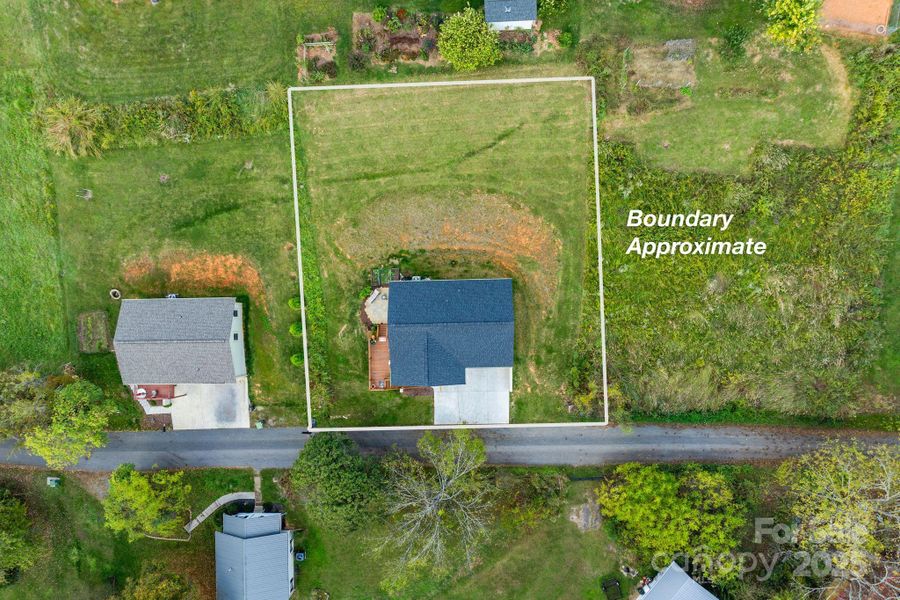 Lot lines are approximate. Plenty of elbow room here! Lot lines are approximate. Plenty of elbow room here!