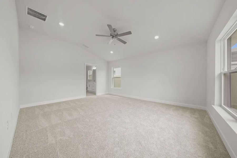Spacious, unfurnished interior of a new home in St. John's Preserve, Palm Bay (Image 16).