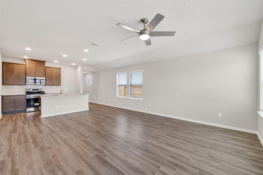 Spacious, unfurnished interior of a new home in Sunterra, Katy (Image 39).