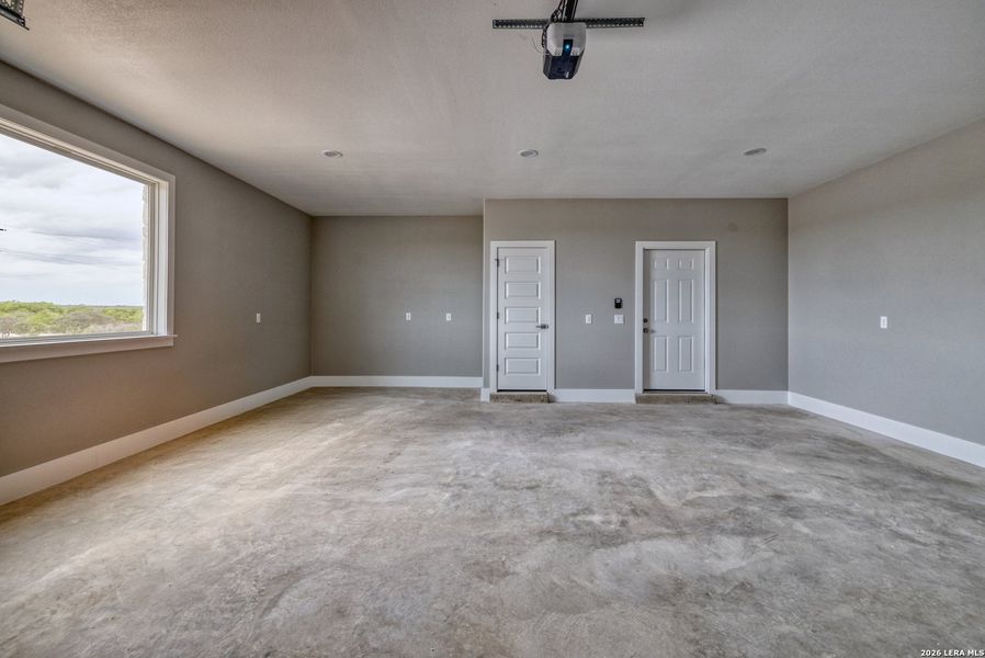 Spacious, unfurnished interior of a new home in , Uvalde (Image 22).