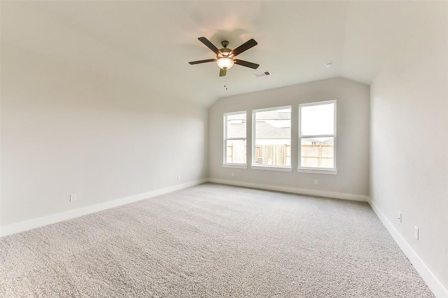 Spacious, unfurnished interior of a new home in Sierra Vista, Rosharon (Image 18).
