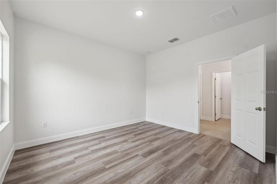 Spacious, unfurnished interior of a new home in , Ocala (Image 35).