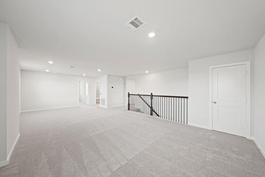Spacious, unfurnished interior of a new home in Country Creek, Mont Belvieu (Image 9).