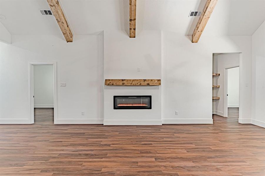 Spacious, unfurnished interior of a new home in , Granbury (Image 19).