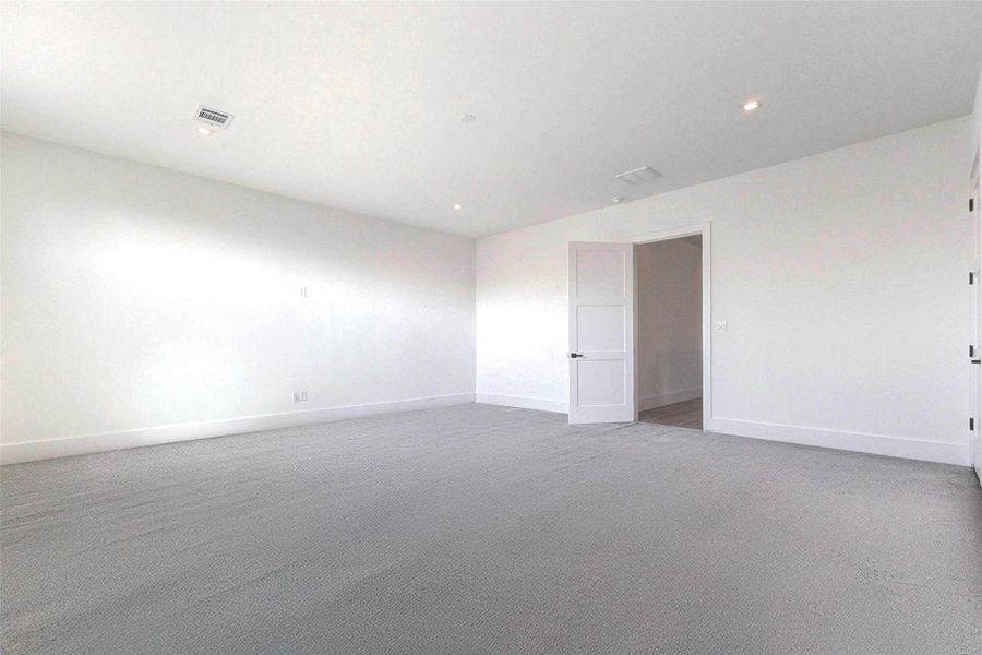 Spacious, unfurnished interior of a new home in , Houston (Image 20).
