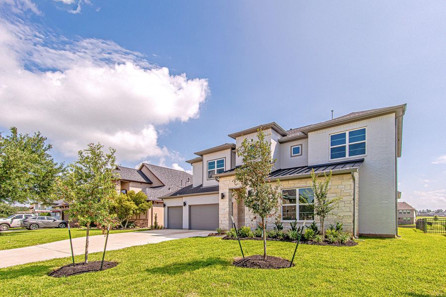 Side view highlighting the spacious homesite and exterior architecture Side view highlighting the spacious homesite and exterior architecture