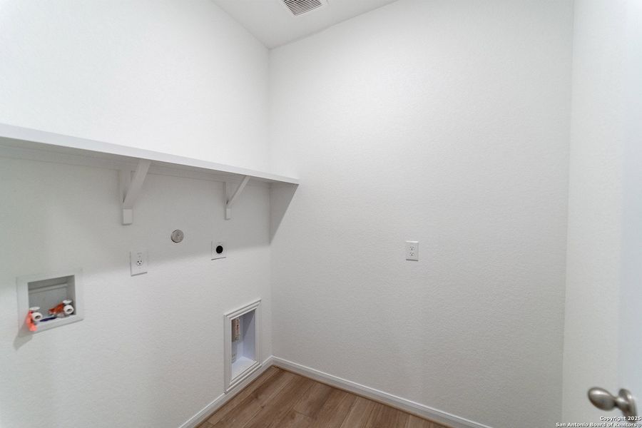 Spacious, unfurnished interior of a new home in Mesa Vista, Von Ormy (Image 16).