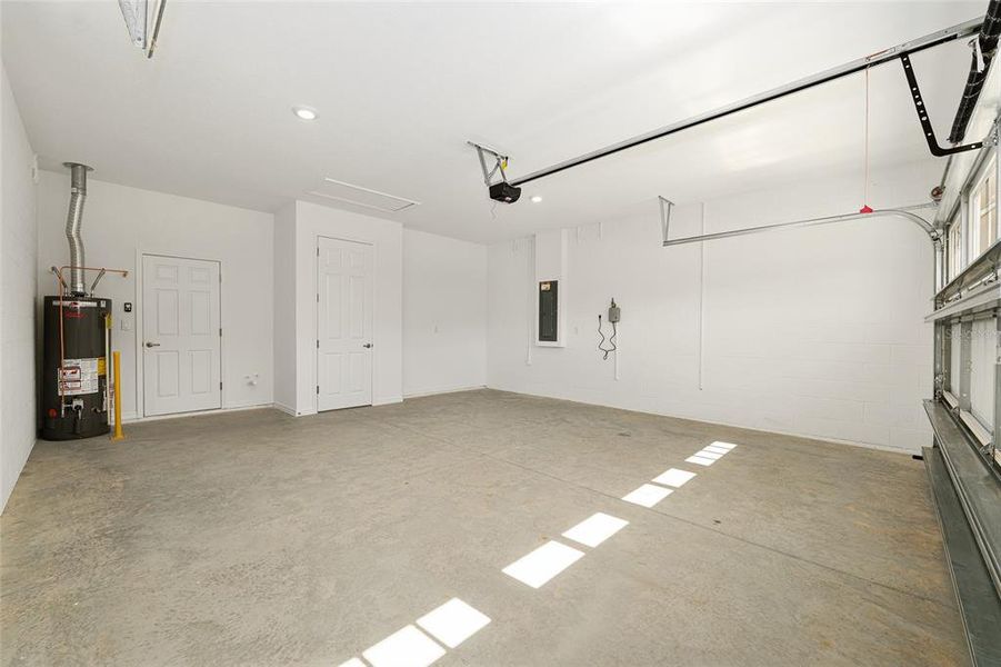 Spacious, unfurnished interior of a new home in , Ocala (Image 21).