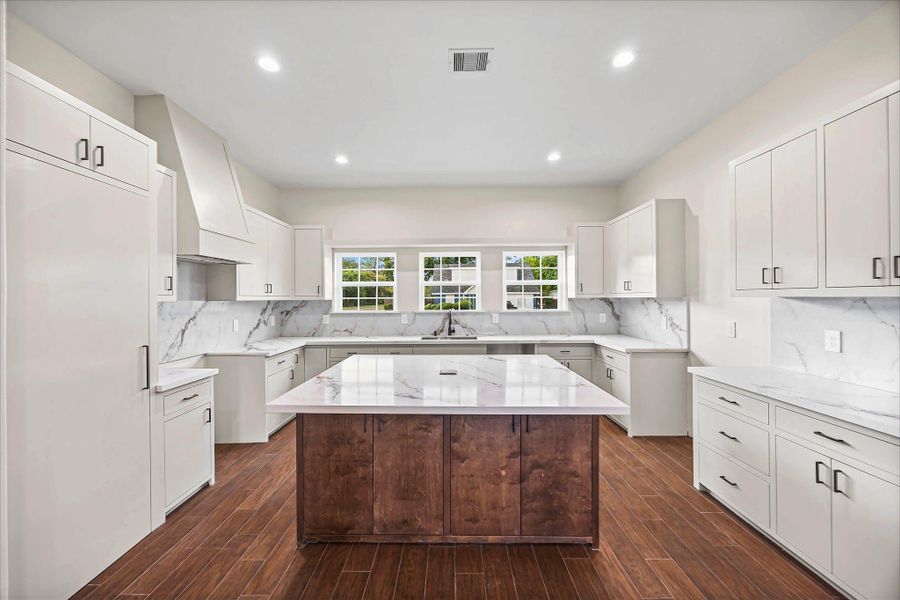Furnished interior view inside a new home in , Baytown (Image 14).