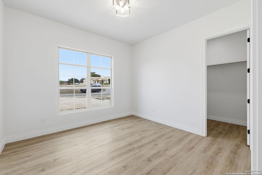 Spacious, unfurnished interior of a new home in , Bandera (Image 35).
