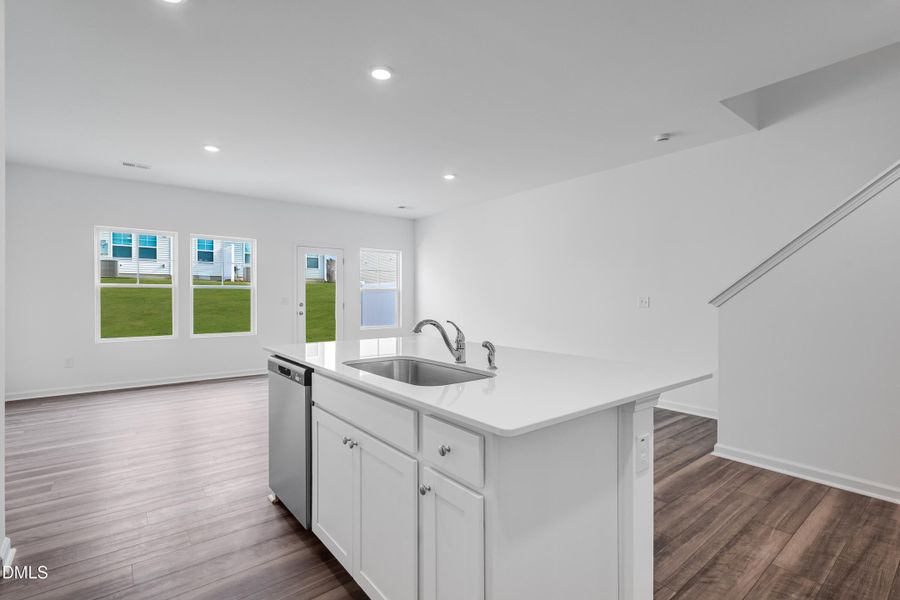 SUN_CaitlinCrossing_Pic_Cameron-20