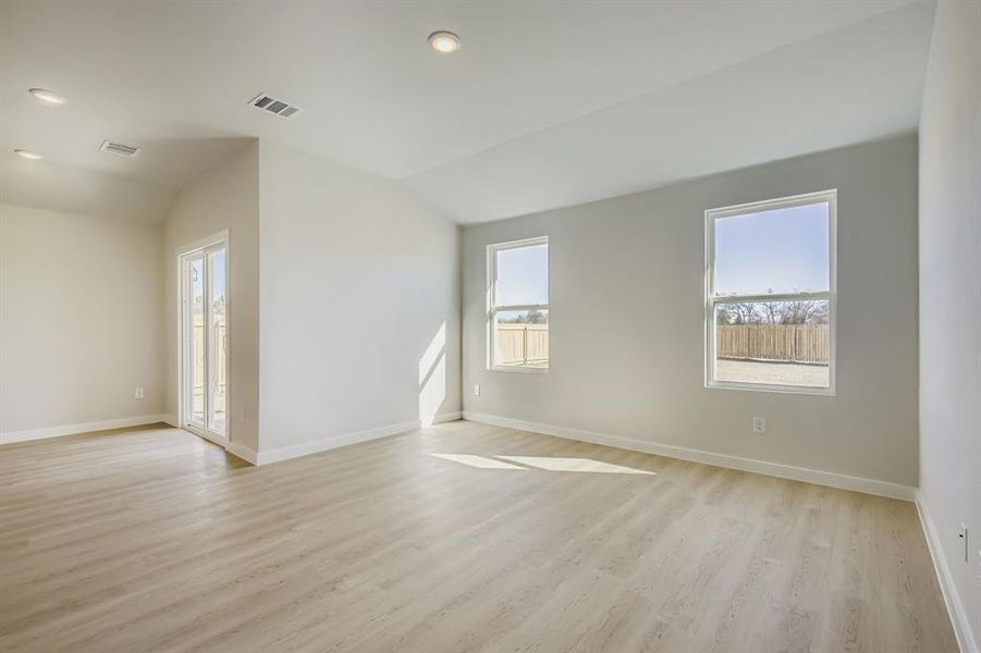 Spacious, unfurnished interior of a new home in Middlefield Village, Dallas (Image 28).