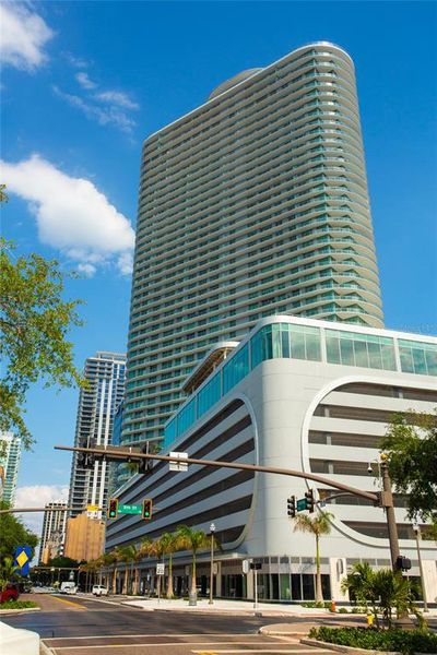 Condo located in St. Petersburg, FL showcasing its design and architecture (Image 21).