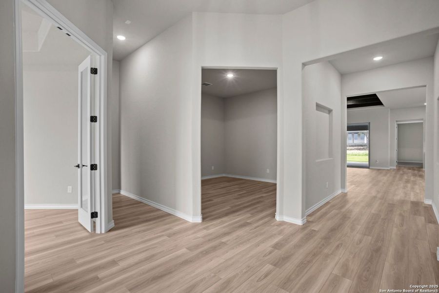 Spacious, unfurnished interior of a new home in Potranco Oaks, Castroville (Image 40).