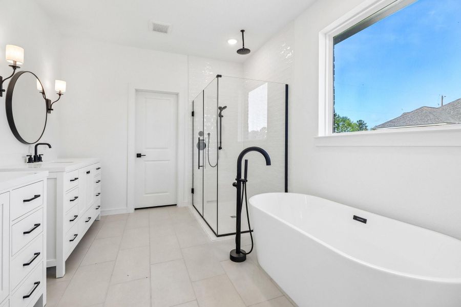 Luxurious primary bath