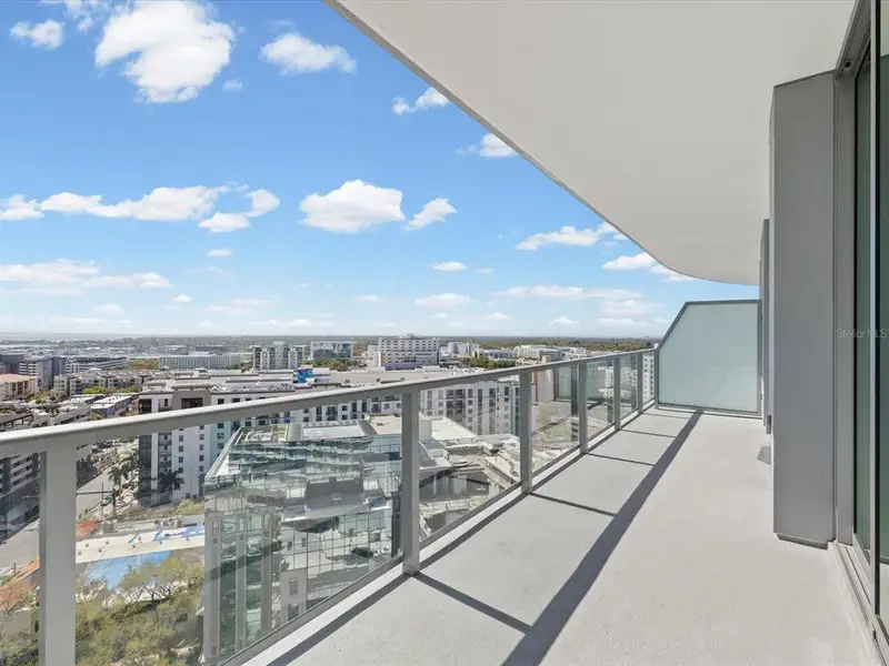 Condo located in St. Petersburg, FL showcasing its design and architecture (Image 23).