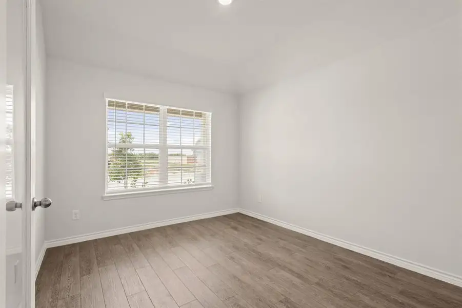 Spacious, unfurnished interior of a new home in Sycamore Landing, Fort Worth (Image 8).