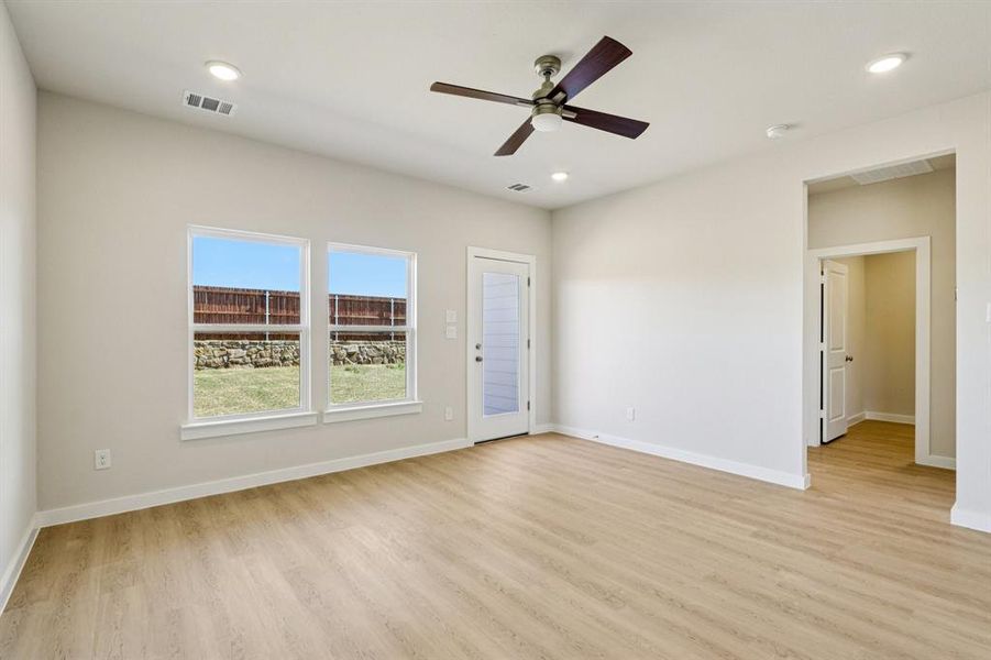 Spacious, unfurnished interior of a new home in Hickory Hill, Sherman (Image 18).