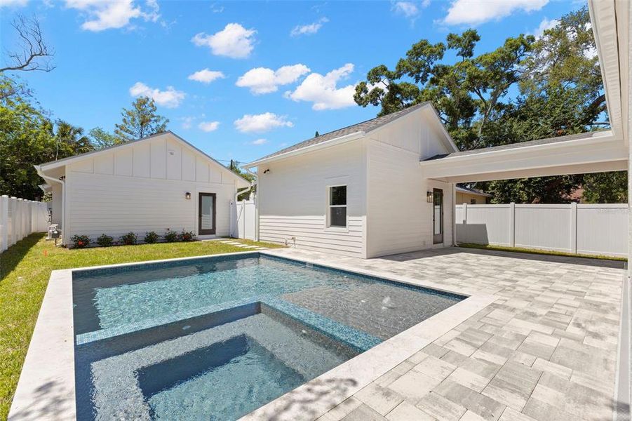 Exterior details and patio area of a home in , St. Petersburg (Image 36).