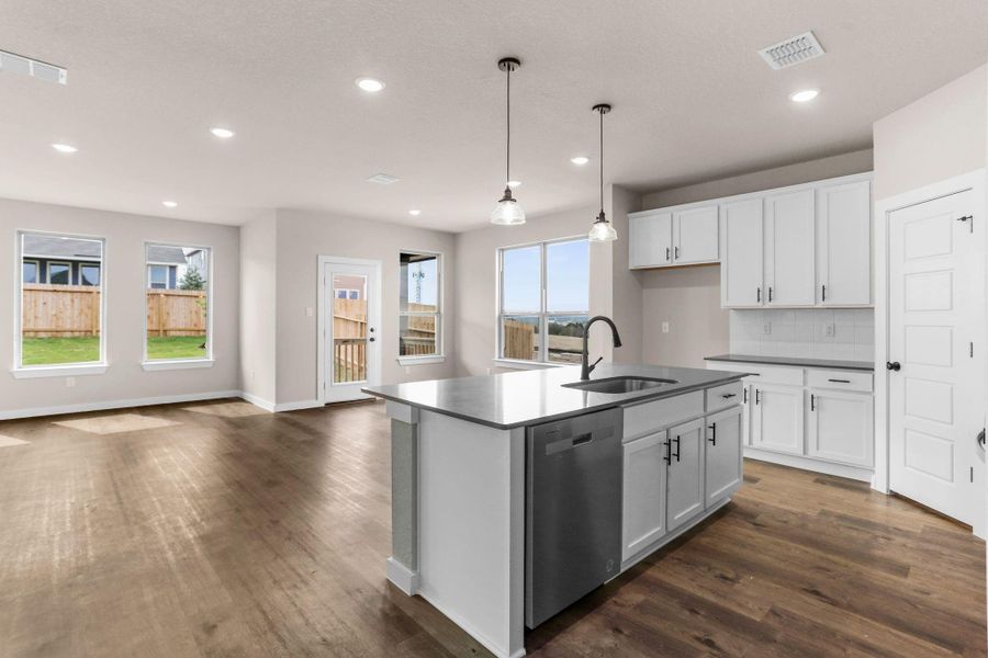 Step into a kitchen that feels like a warm embrace, where modern elegance meets the heart of home. Step into a kitchen that feels like a warm embrace, where modern elegance meets the heart of home.