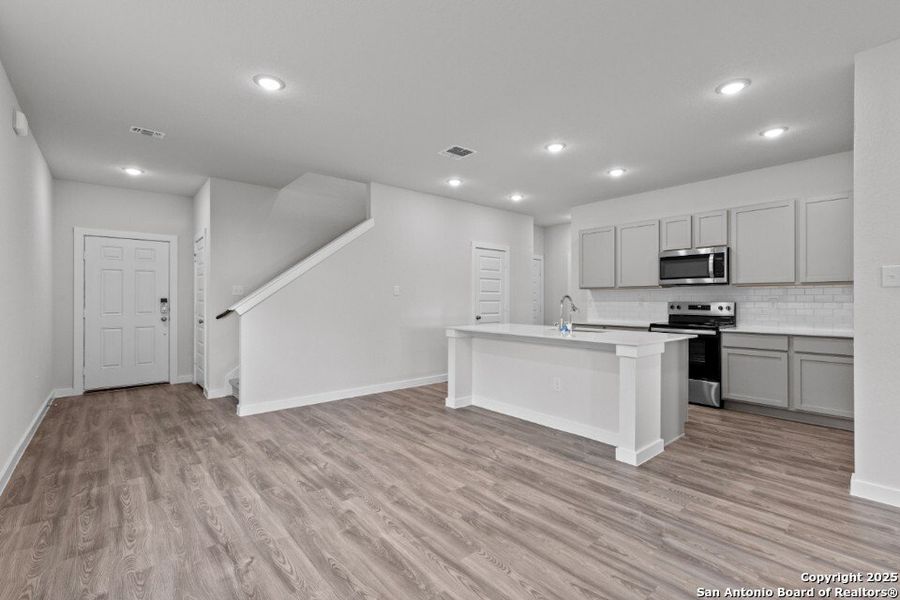 Spacious, unfurnished interior of a new home in Spring Creek, San Antonio (Image 12). Spacious, unfurnished interior of a new home in Spring Creek, San Antonio (Image 12).