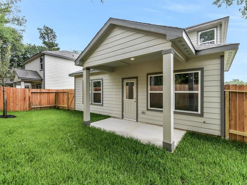 Exterior details and patio area of a home in Caney Creek Place, Conroe (Image 18).