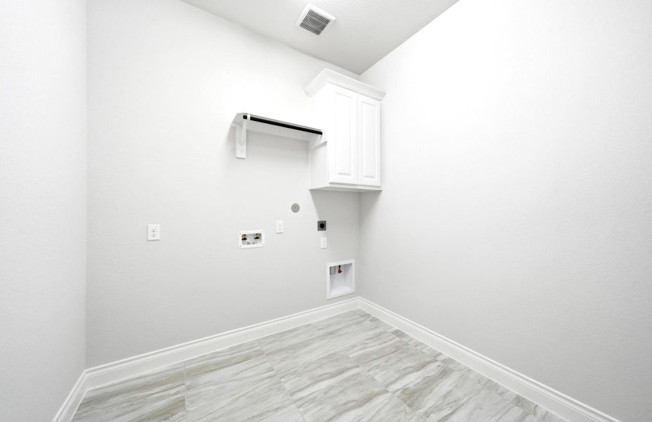 Spacious, unfurnished interior of a new home in Artavia 70′, Conroe (Image 39).