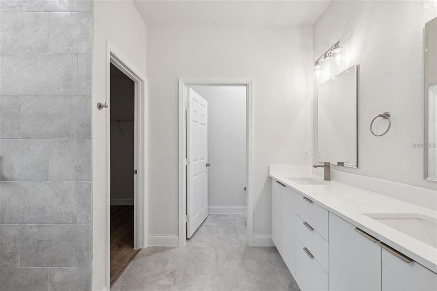 Furnished interior view inside a new home in , Dunnellon (Image 15).