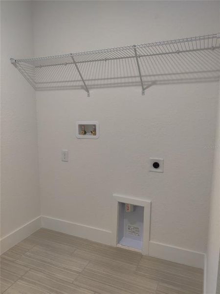 Spacious, unfurnished interior of a new home in Royal Highlands, Weeki Wachee (Image 12).