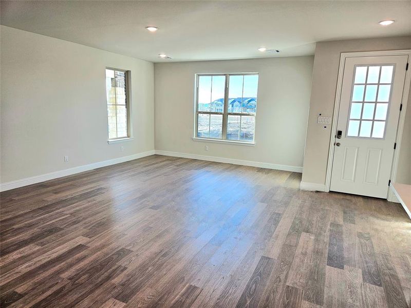 Spacious, unfurnished interior of a new home in Bayside, Rowlett (Image 6).