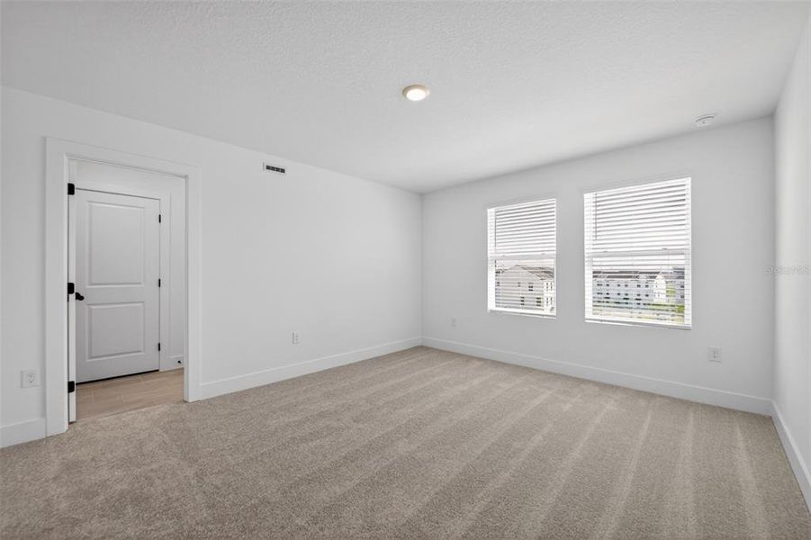 Spacious, unfurnished interior of a new home in , Winter Garden (Image 29).