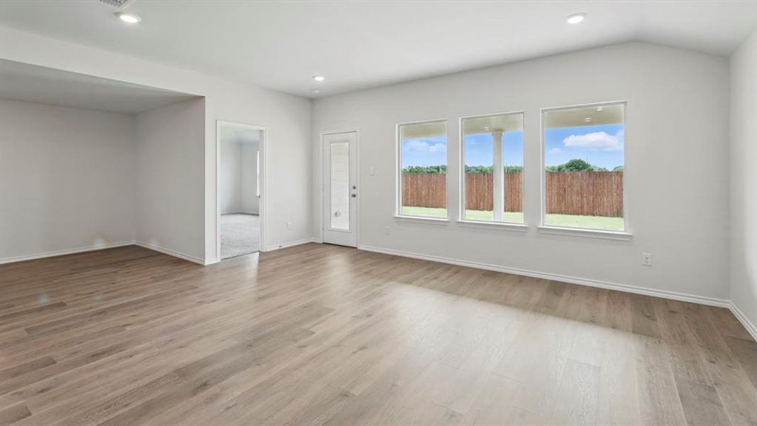 Spacious, unfurnished interior of a new home in Bluff Springs, Ferris (Image 11).