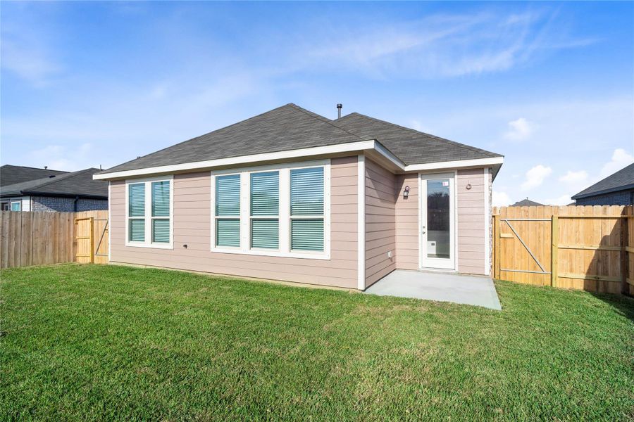 Come explore this generous backyard—perfect for kids to play freely and adults to unwind in comfort!