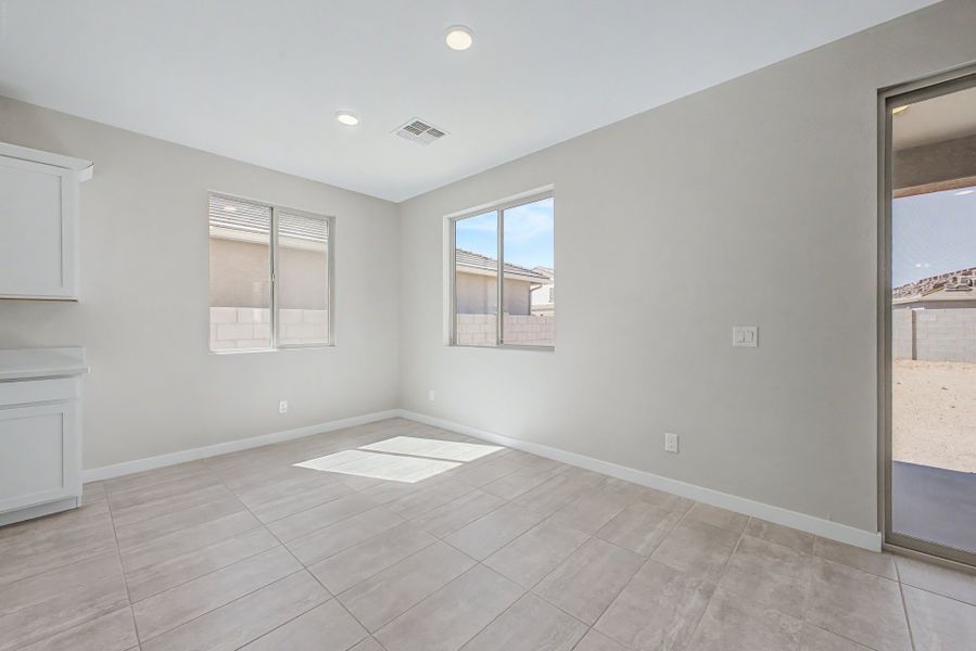Spacious, unfurnished interior of a new home in Wildera, San Tan Valley (Image 8).