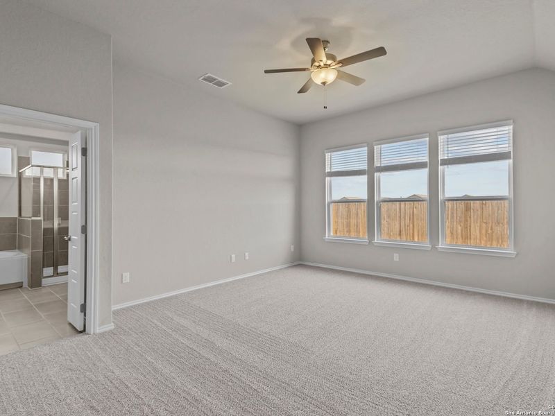 Spacious, unfurnished interior of a new home in Hannah Heights, Seguin (Image 23).